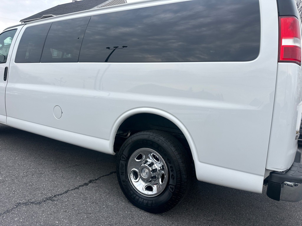 2017 Chevrolet Express Image 17