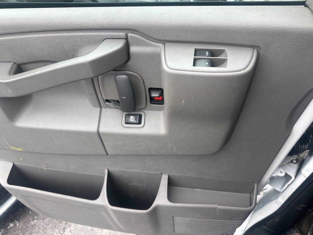 2017 Chevrolet Express Image 25