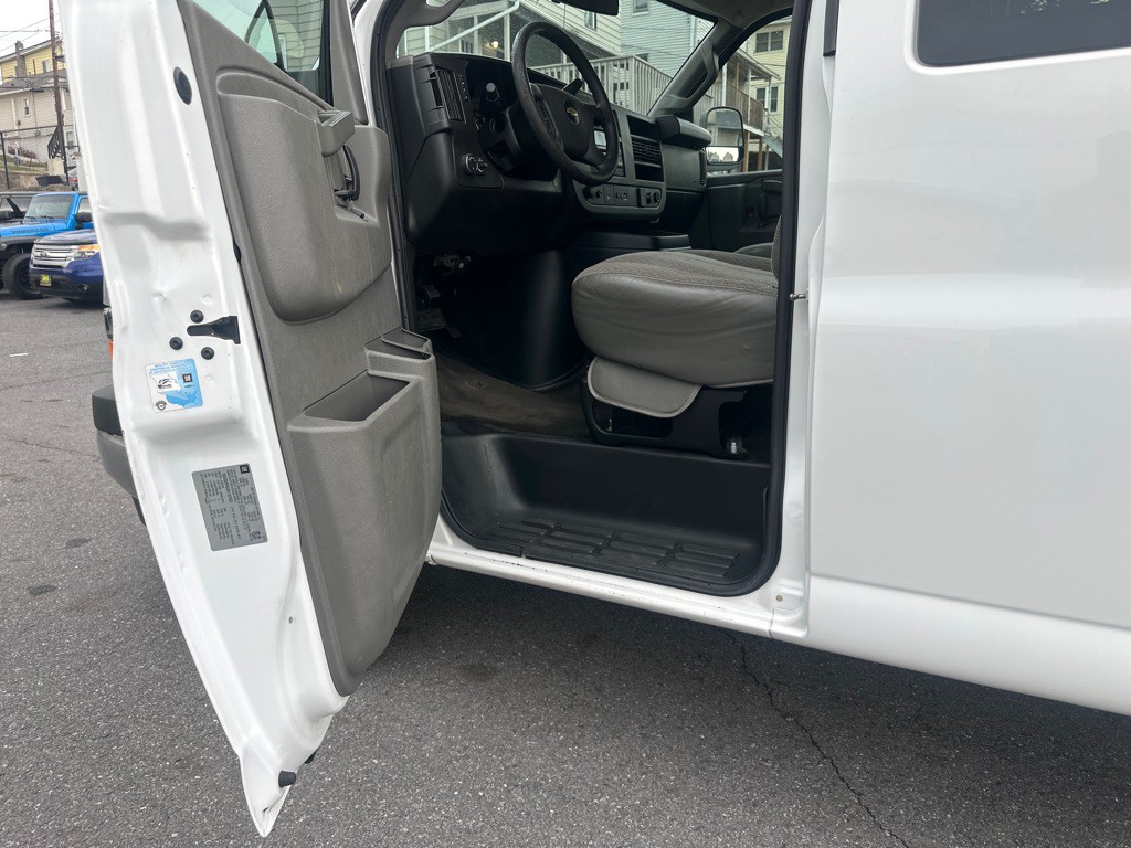 2017 Chevrolet Express Image 34