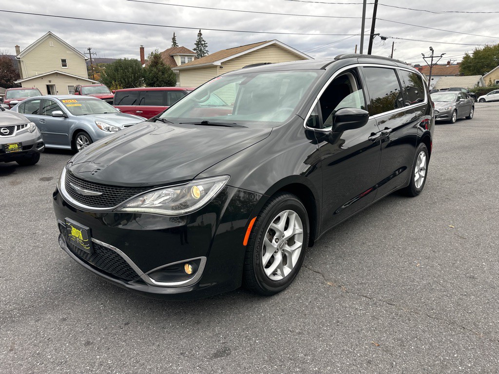 2017 Chrysler Pacifica Image 1