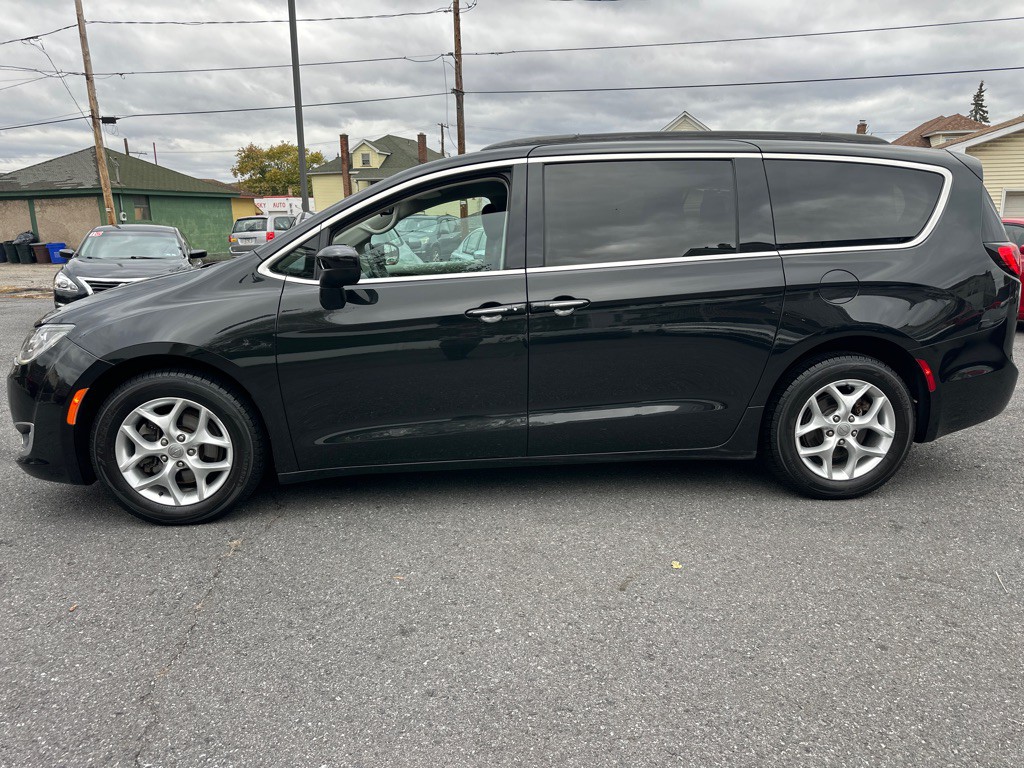 2017 Chrysler Pacifica Image 3