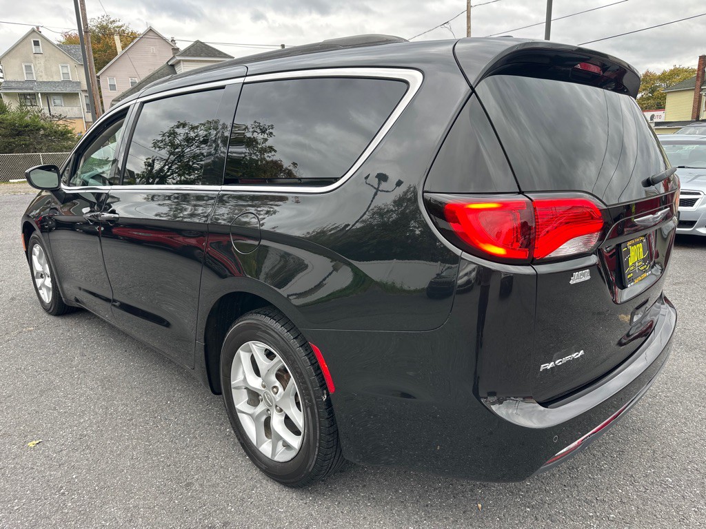 2017 Chrysler Pacifica Image 4