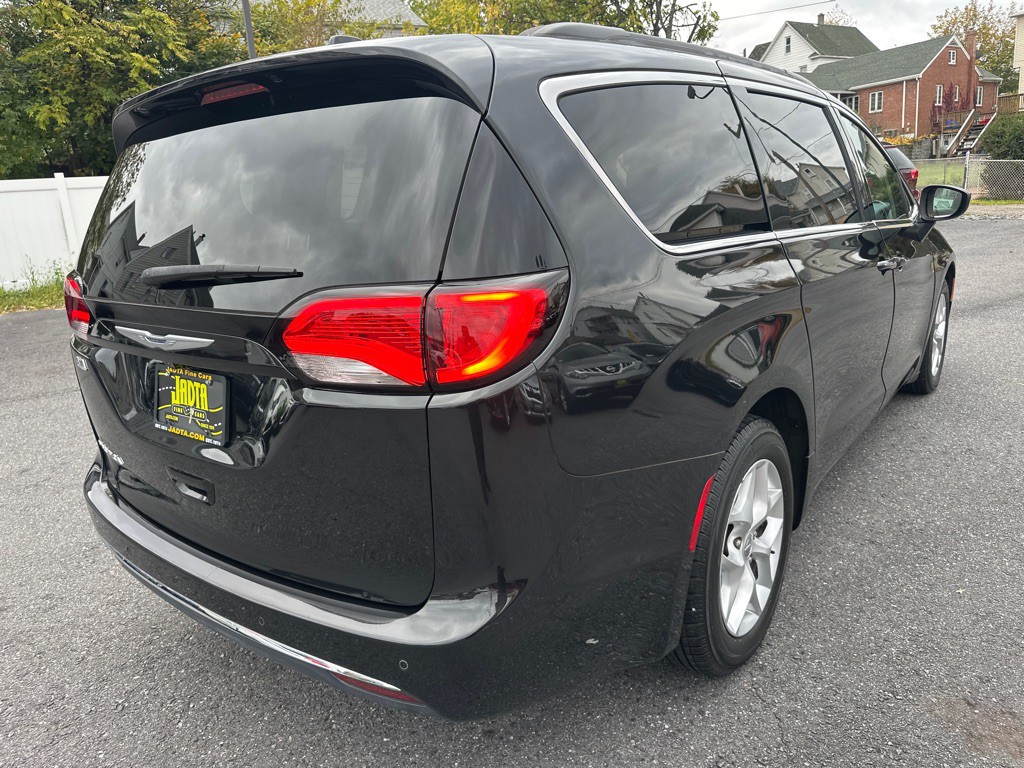 2017 Chrysler Pacifica Image 6