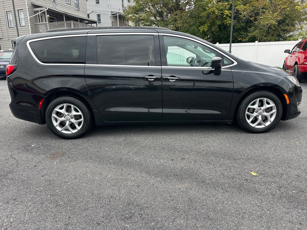 2017 Chrysler Pacifica Image 7