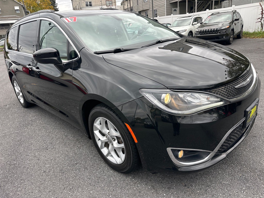 2017 Chrysler Pacifica Image 8