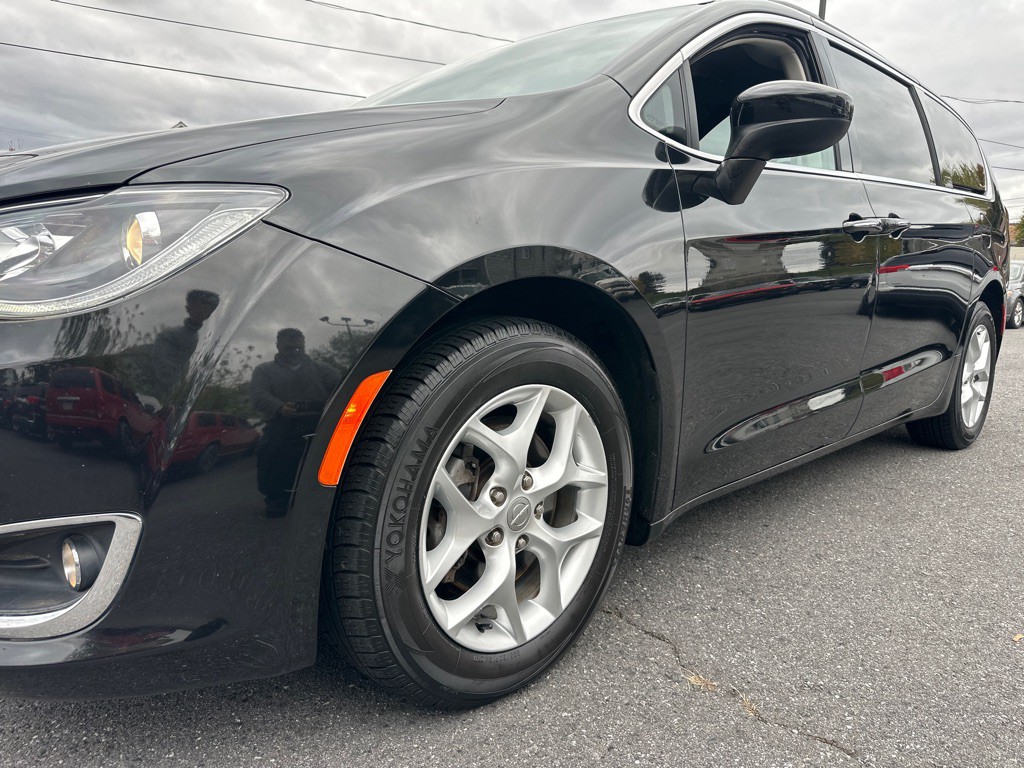 2017 Chrysler Pacifica Image 11