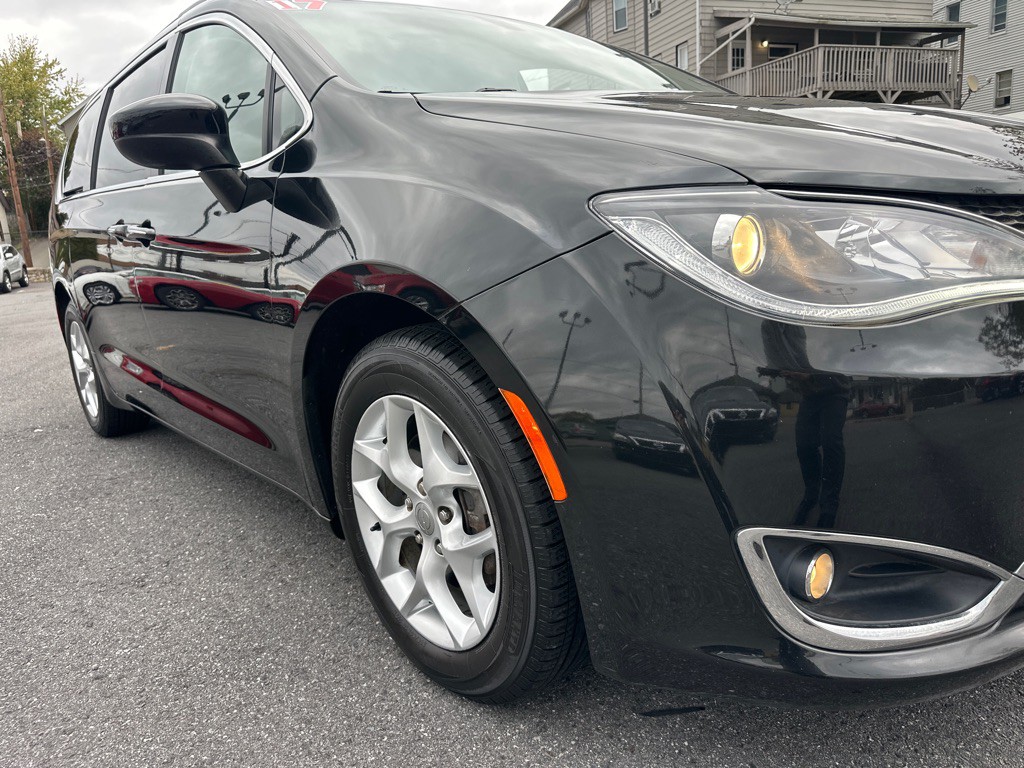 2017 Chrysler Pacifica Image 12