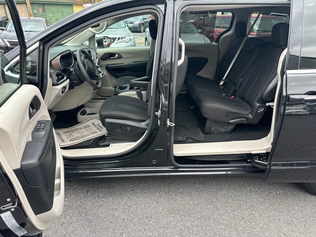 2017 Chrysler Pacifica Image 13