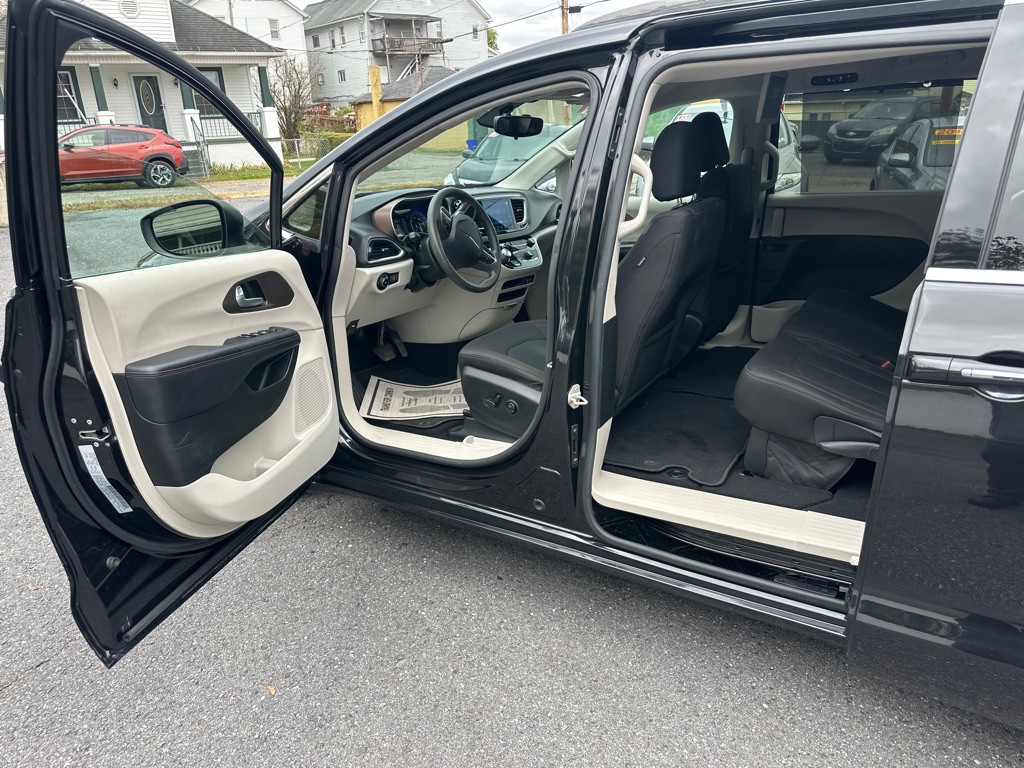 2017 Chrysler Pacifica Image 14