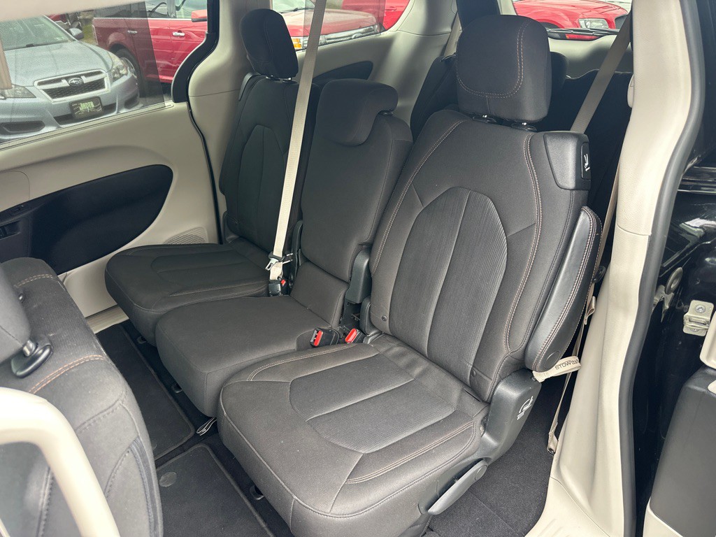 2017 Chrysler Pacifica Image 17