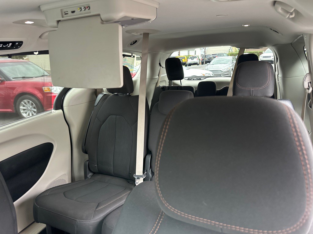 2017 Chrysler Pacifica Image 18