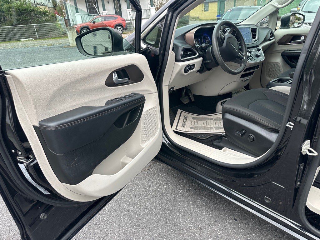 2017 Chrysler Pacifica Image 21