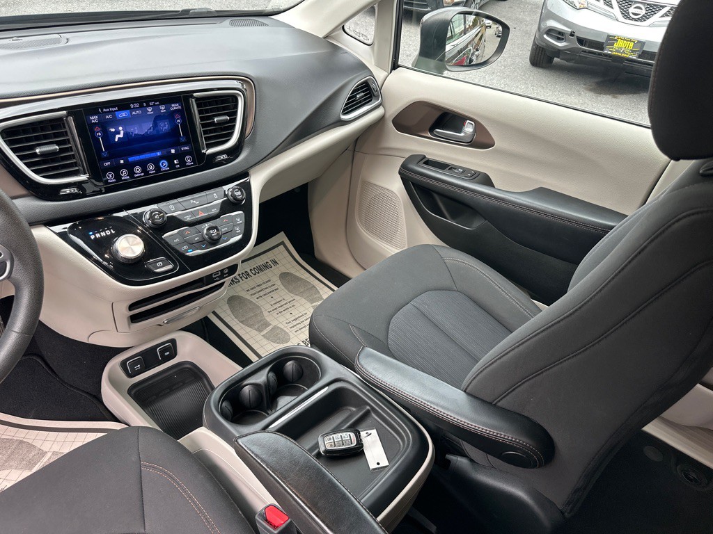 2017 Chrysler Pacifica Image 24