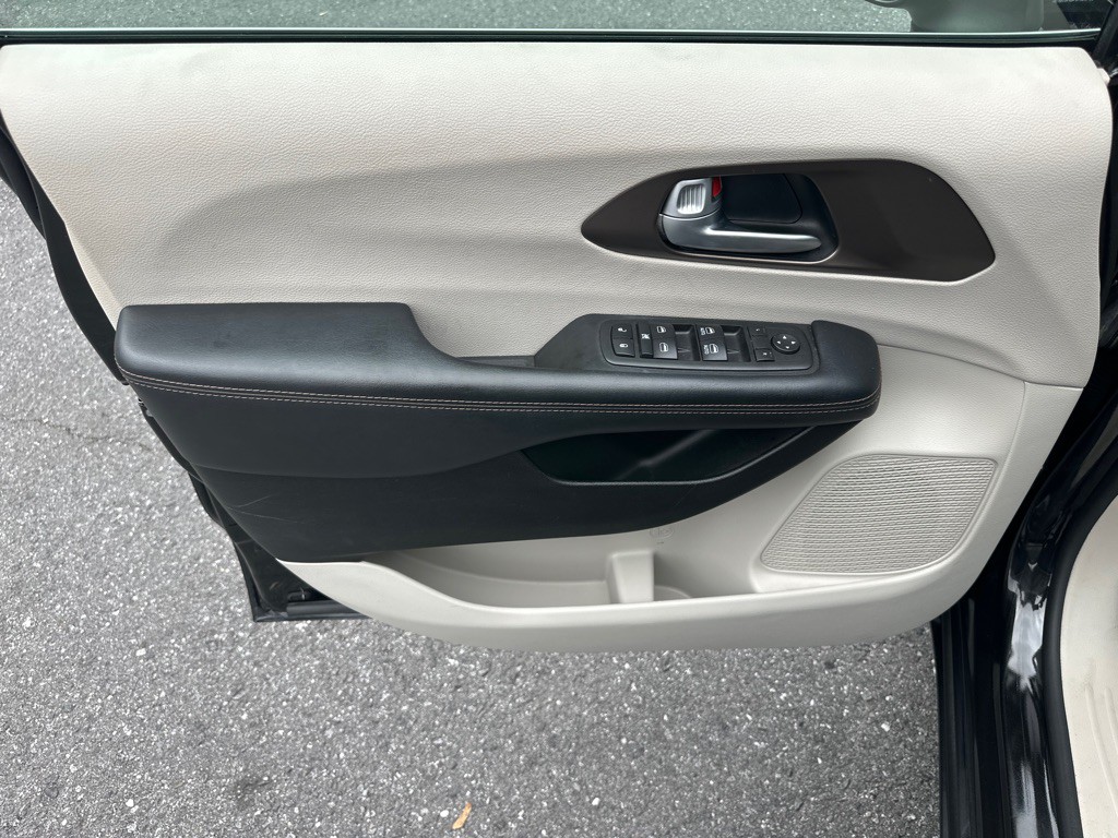 2017 Chrysler Pacifica Image 31