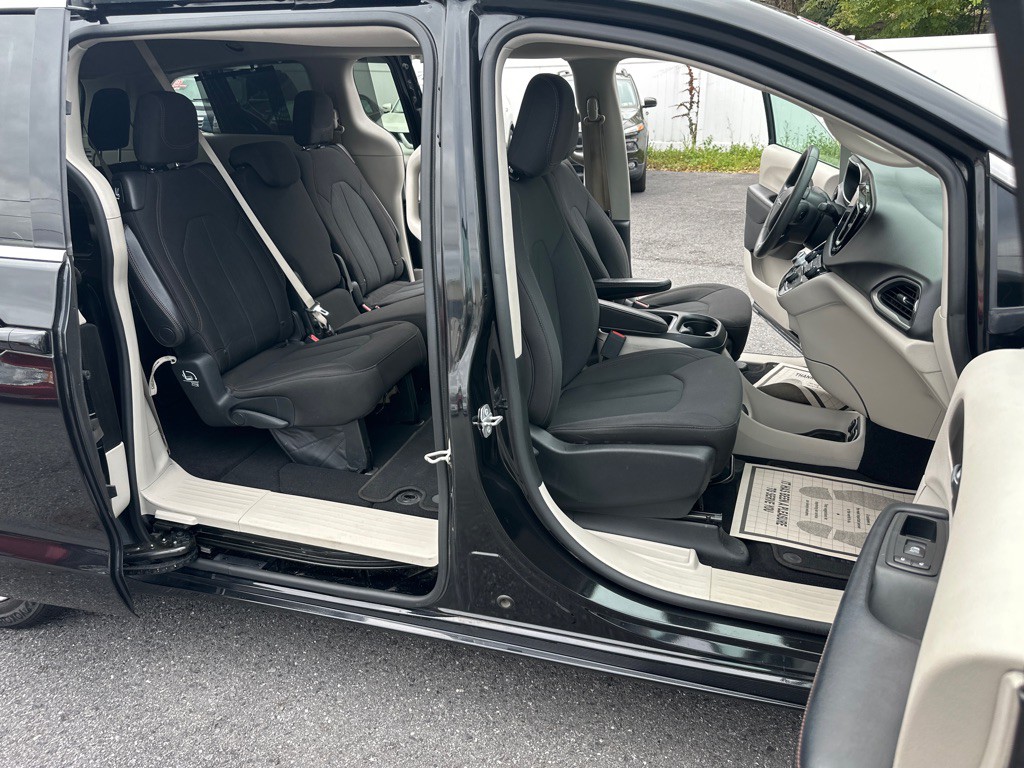 2017 Chrysler Pacifica Image 58