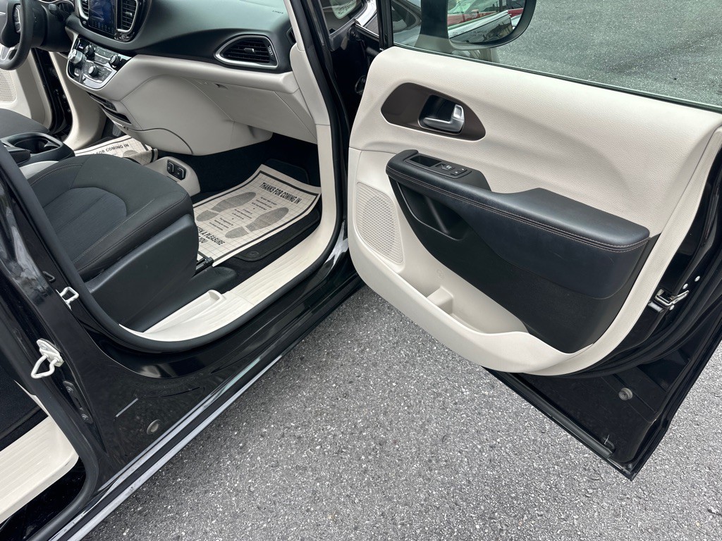 2017 Chrysler Pacifica Image 60