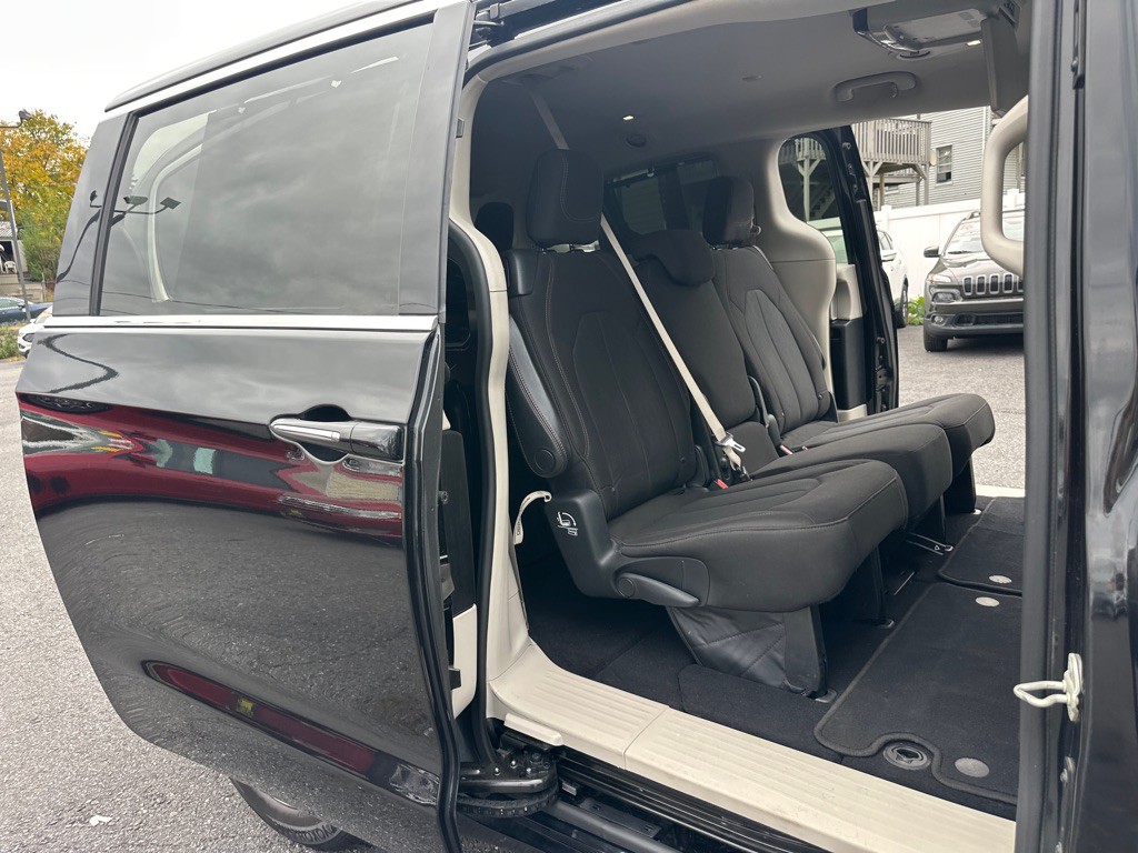 2017 Chrysler Pacifica Image 61