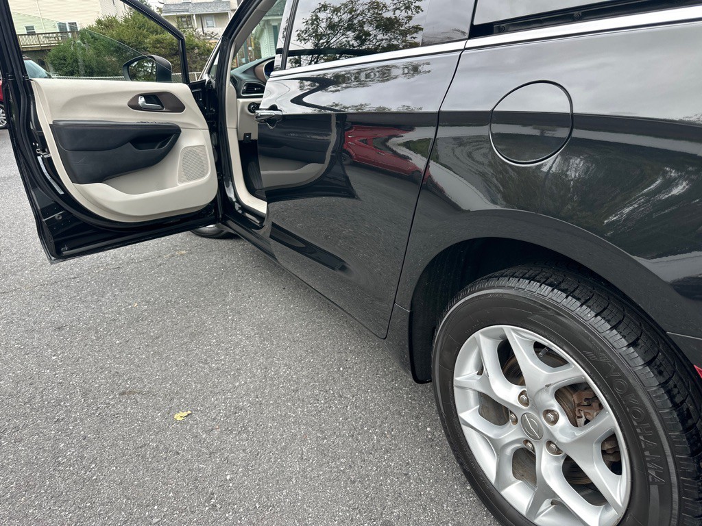 2017 Chrysler Pacifica Image 66