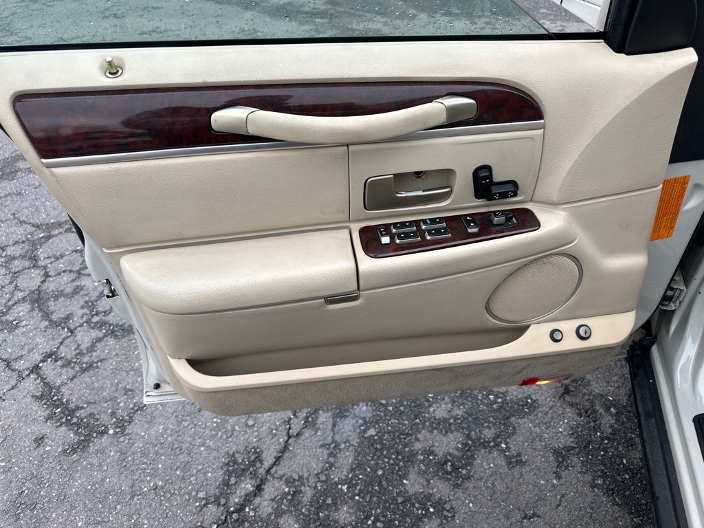 2007 Lincoln Town Car Image 33