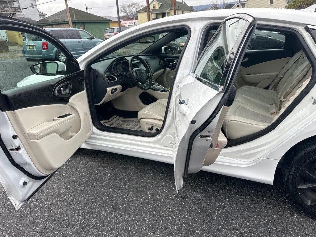 2015 Chrysler 200 Image 7