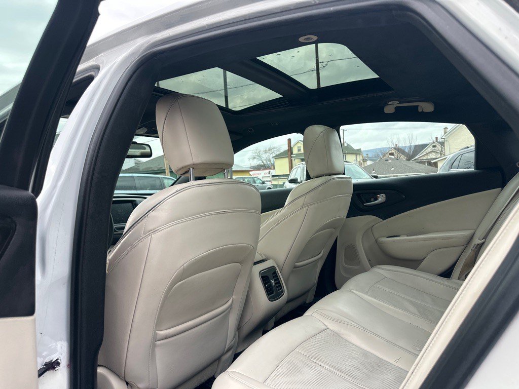 2015 Chrysler 200 Image 8