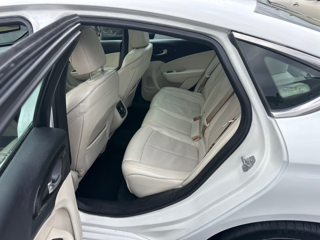 2015 Chrysler 200 Image 9