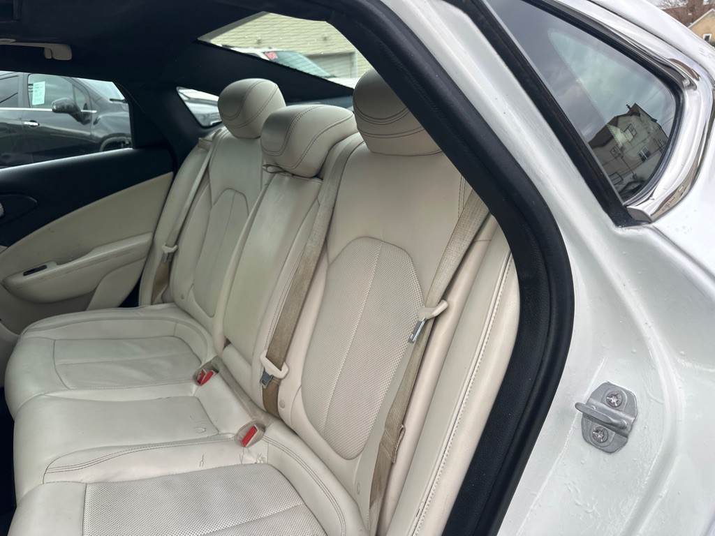 2015 Chrysler 200 Image 10