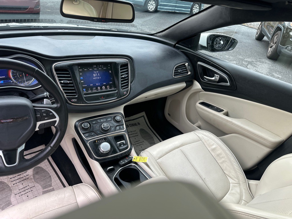 2015 Chrysler 200 Image 11