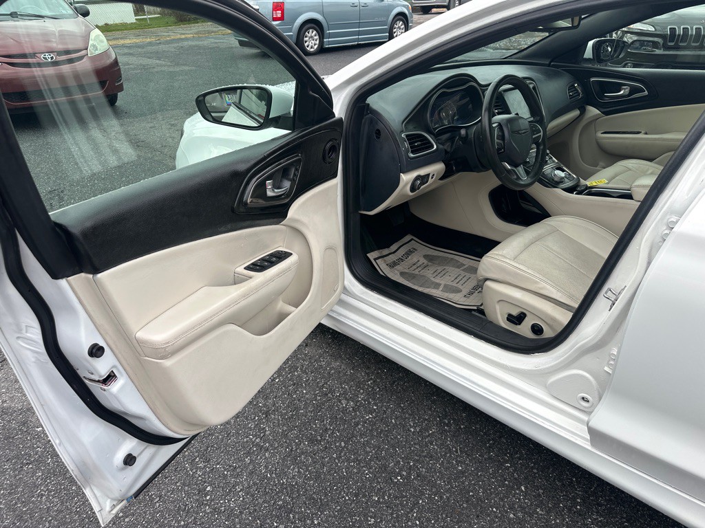 2015 Chrysler 200 Image 12