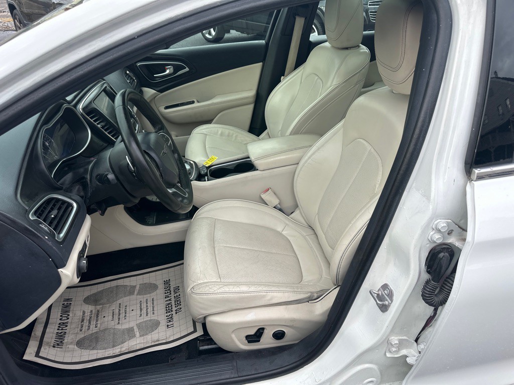 2015 Chrysler 200 Image 13