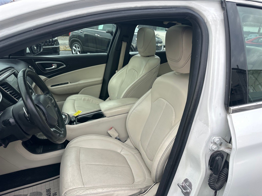 2015 Chrysler 200 Image 14