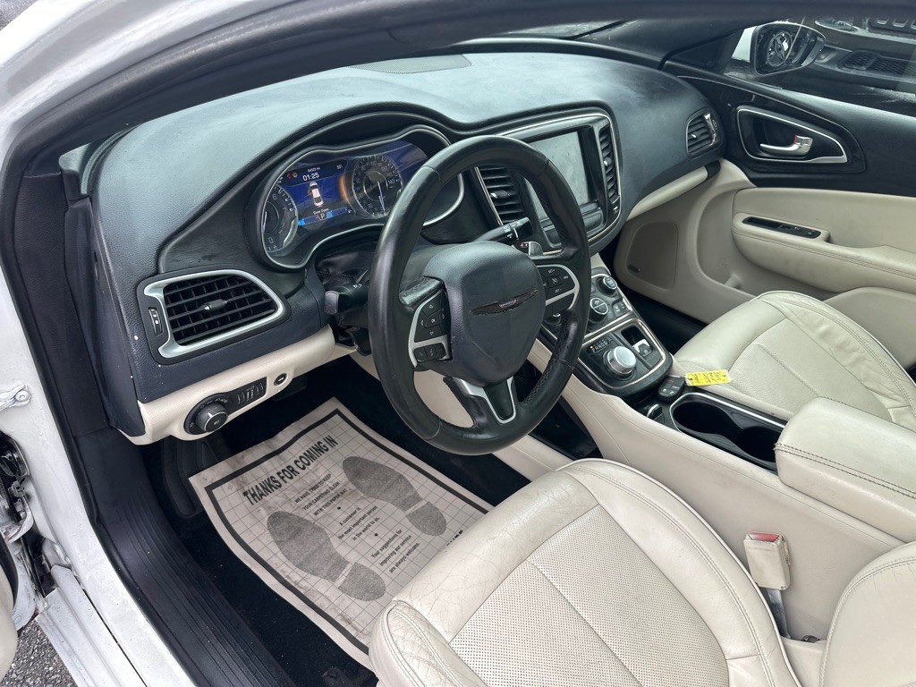 2015 Chrysler 200 Image 16