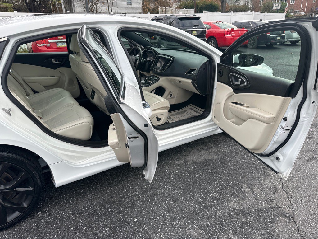 2015 Chrysler 200 Image 17