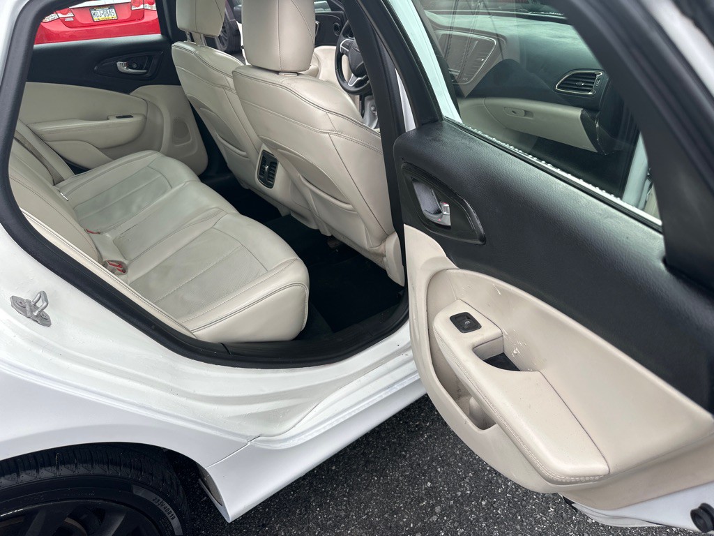 2015 Chrysler 200 Image 18