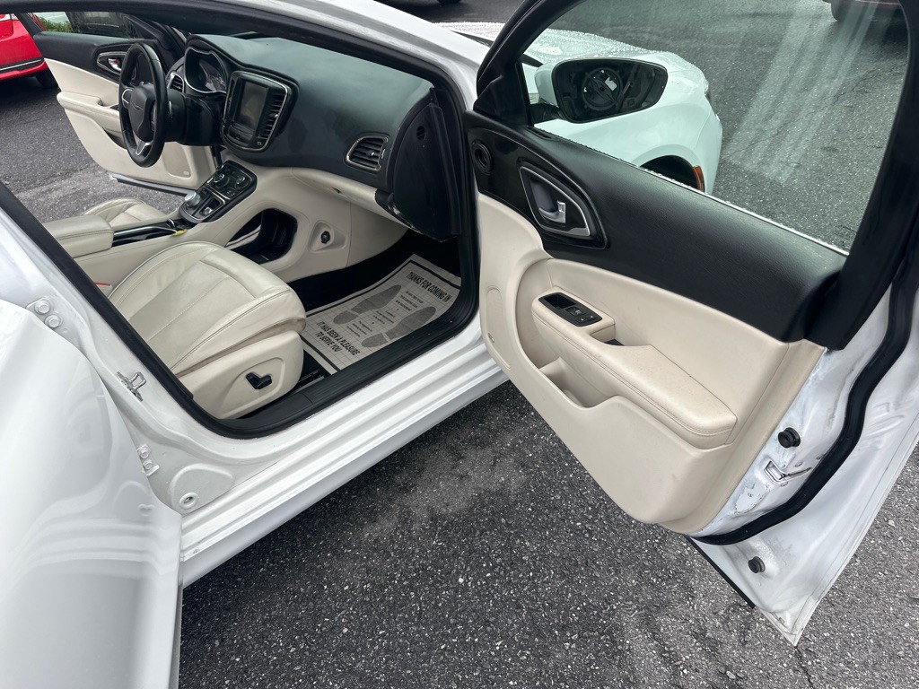 2015 Chrysler 200 Image 20