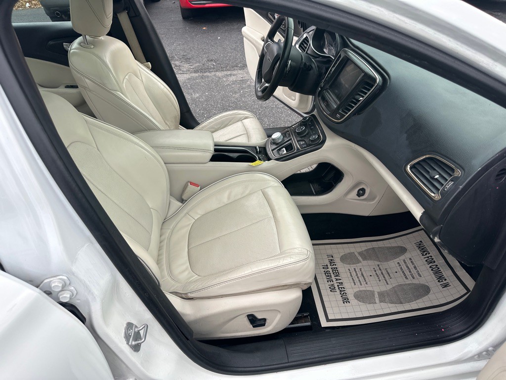 2015 Chrysler 200 Image 21