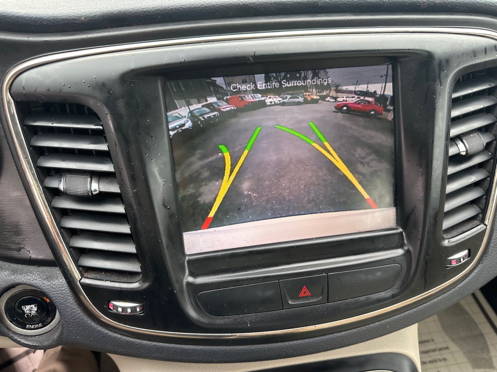 2015 Chrysler 200 Image 32