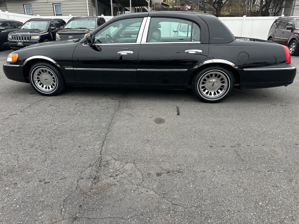 2002 Lincoln Town Car Image 3