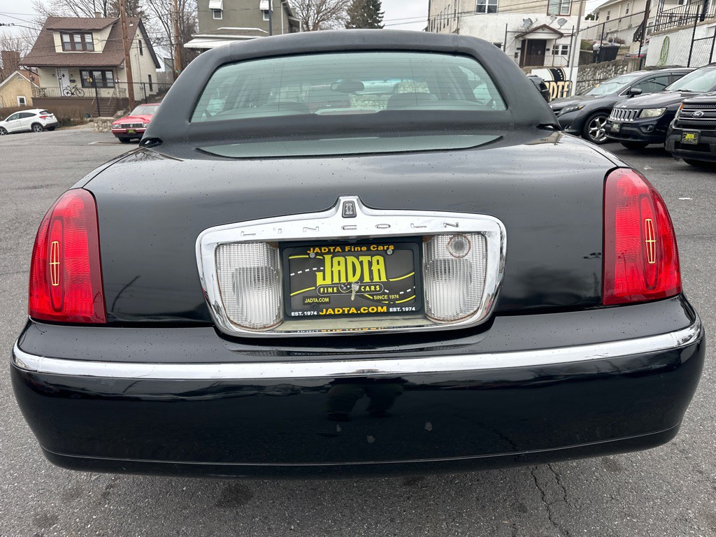 2002 Lincoln Town Car Image 5