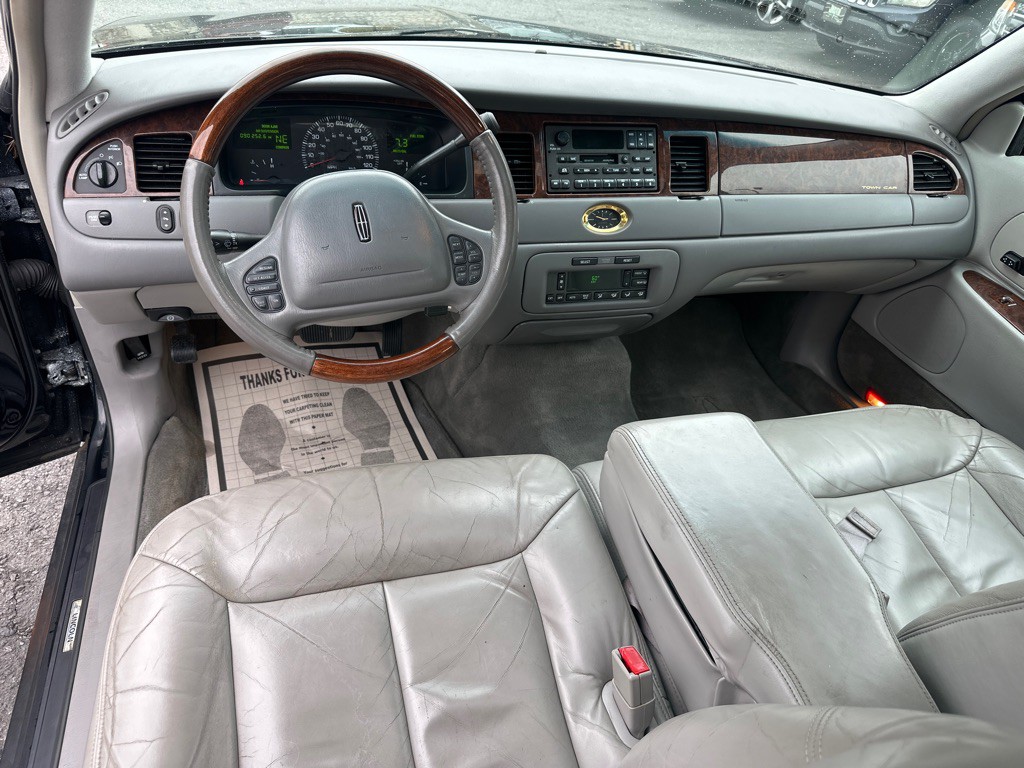 2002 Lincoln Town Car Image 21