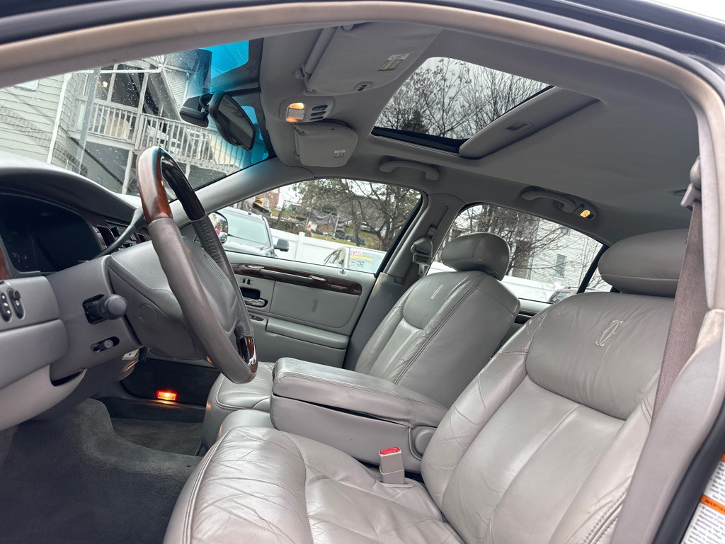 2002 Lincoln Town Car Image 26