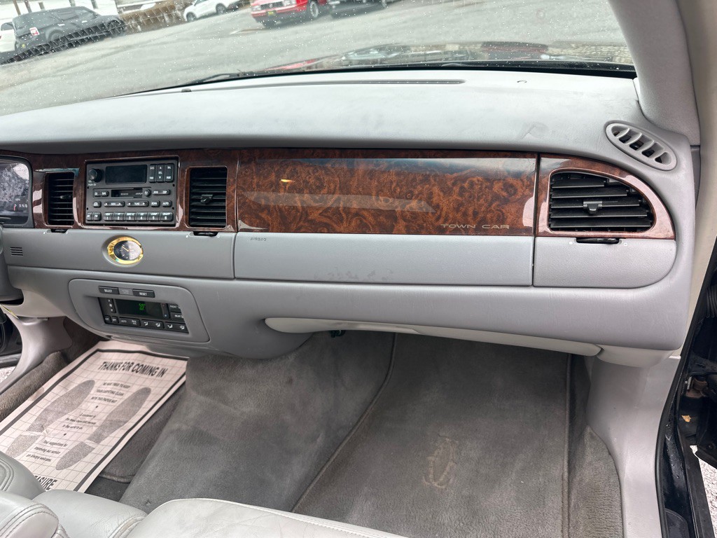 2002 Lincoln Town Car Image 35