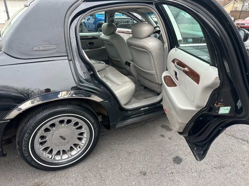 2002 Lincoln Town Car Image 36