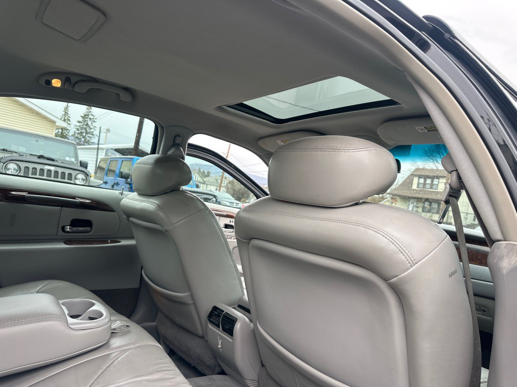 2002 Lincoln Town Car Image 37