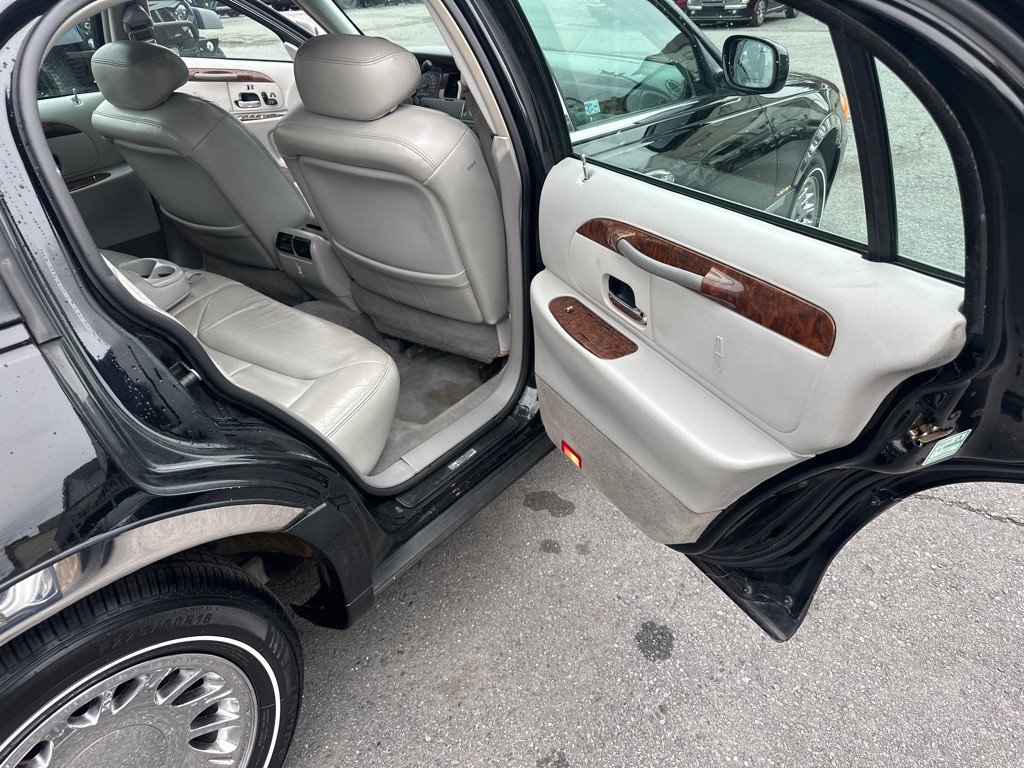 2002 Lincoln Town Car Image 39