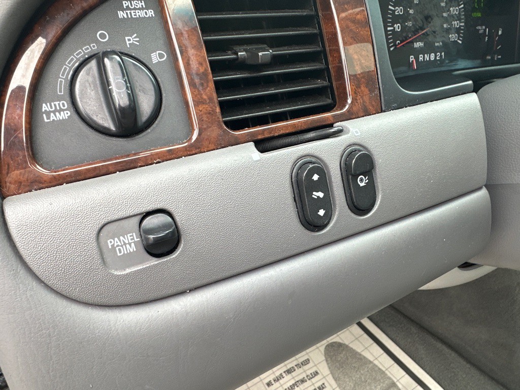 2002 Lincoln Town Car Image 48