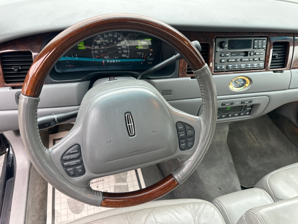 2002 Lincoln Town Car Image 49
