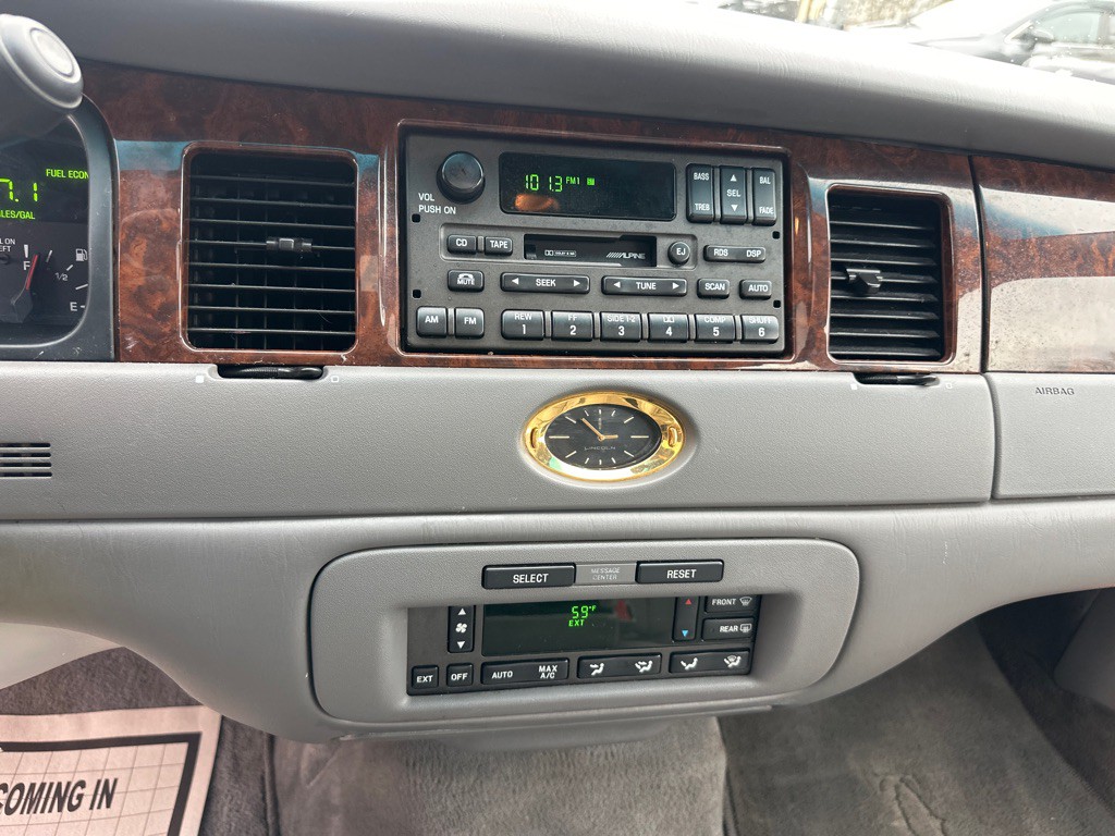 2002 Lincoln Town Car Image 50