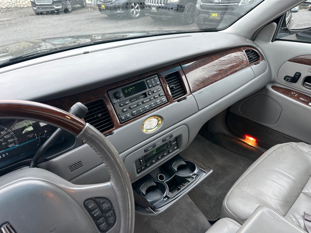 2002 Lincoln Town Car Image 51