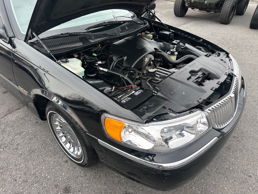 2002 Lincoln Town Car Image 56